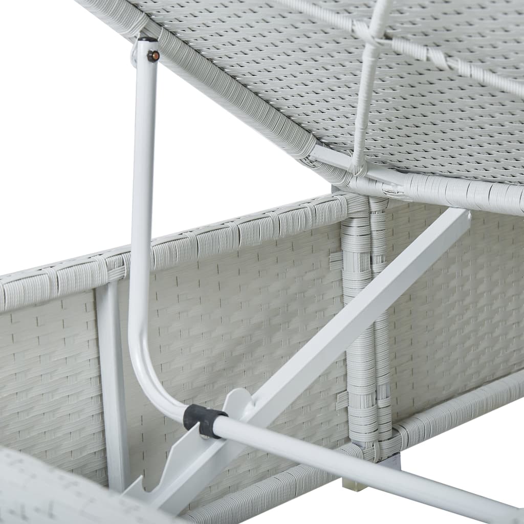 fehér polyrattan napozóágy párnával és teázóasztallal