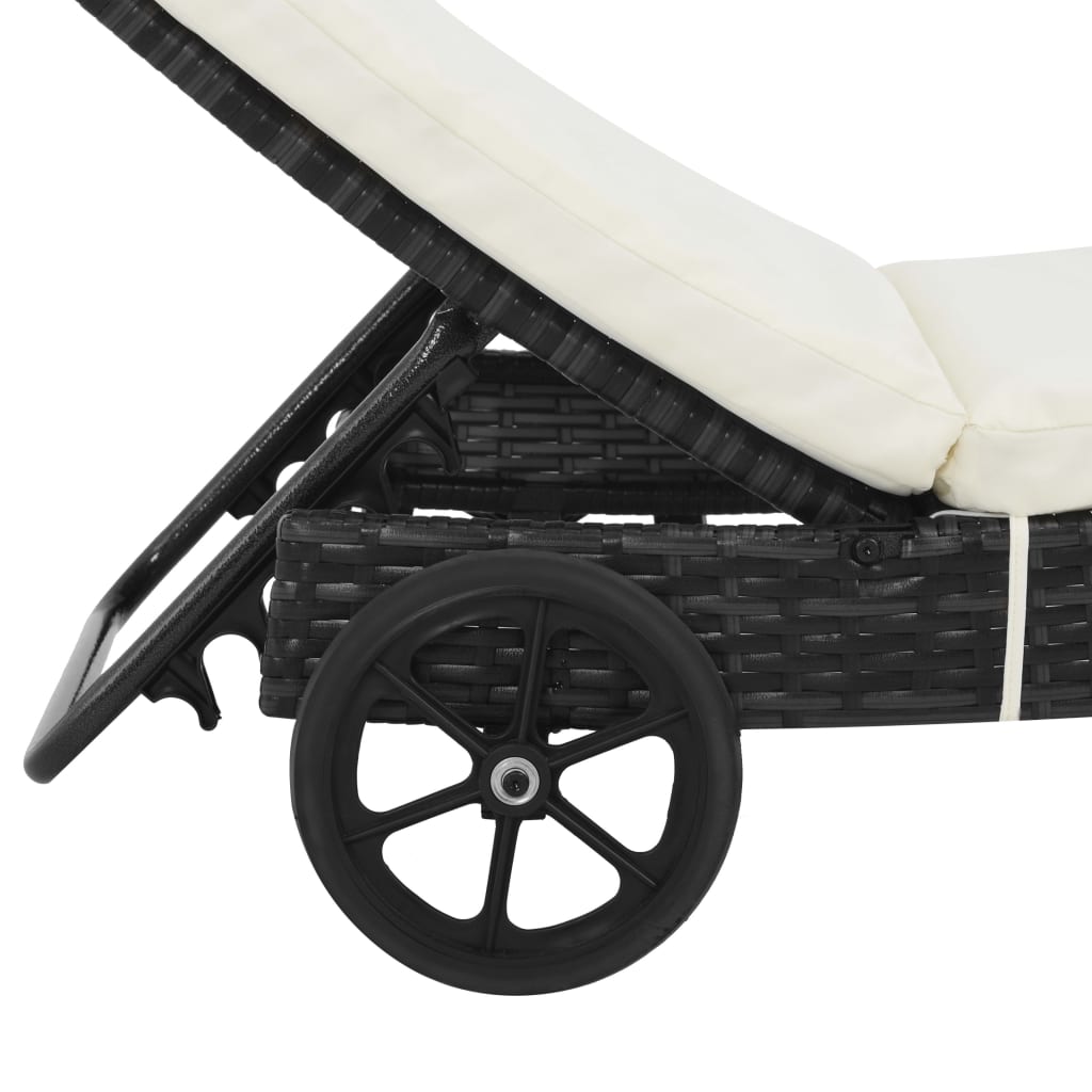fekete polyrattan napozóágy párnával és kerekekkel