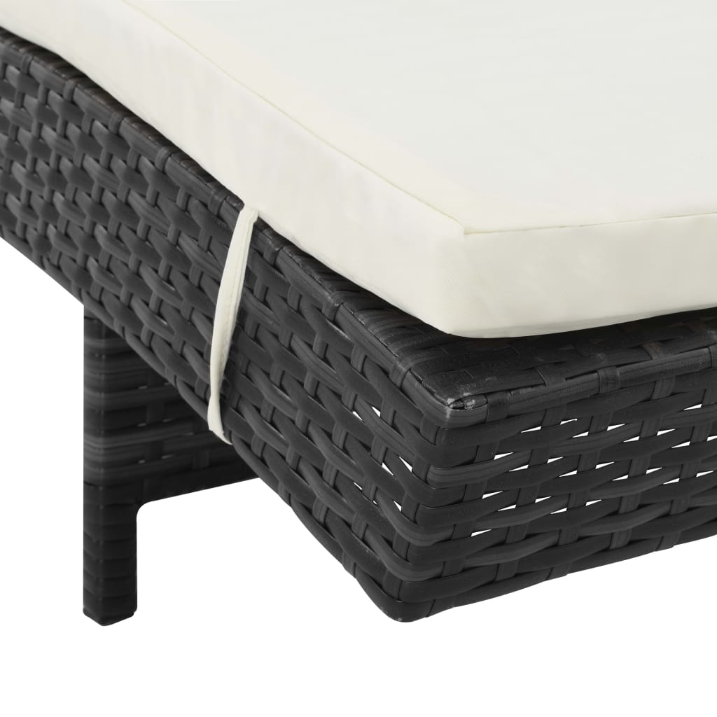 fekete polyrattan napozóágy párnával és kerekekkel