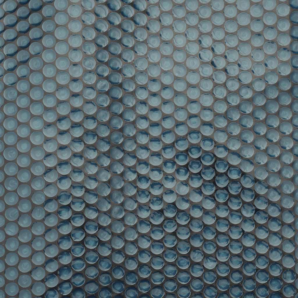 fekete és kék napelemes lebegő PE medencefólia 488 x 244 cm