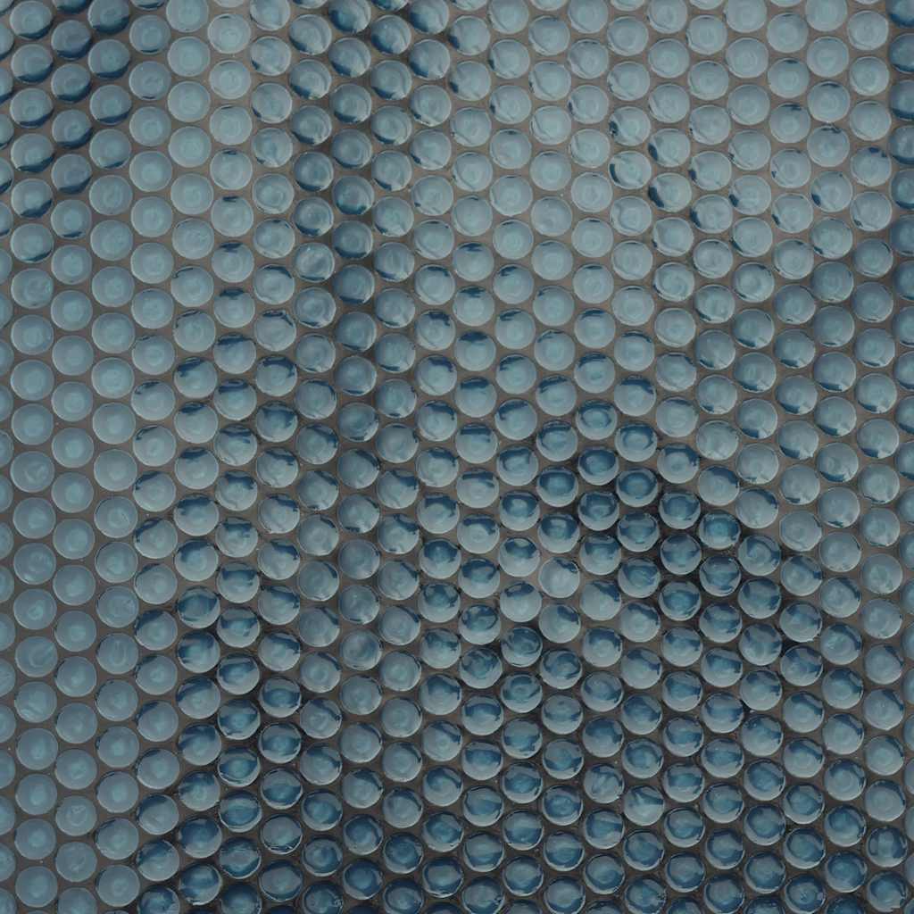 fekete és kék napelemes lebegő PE medencefólia 800 x 500 cm