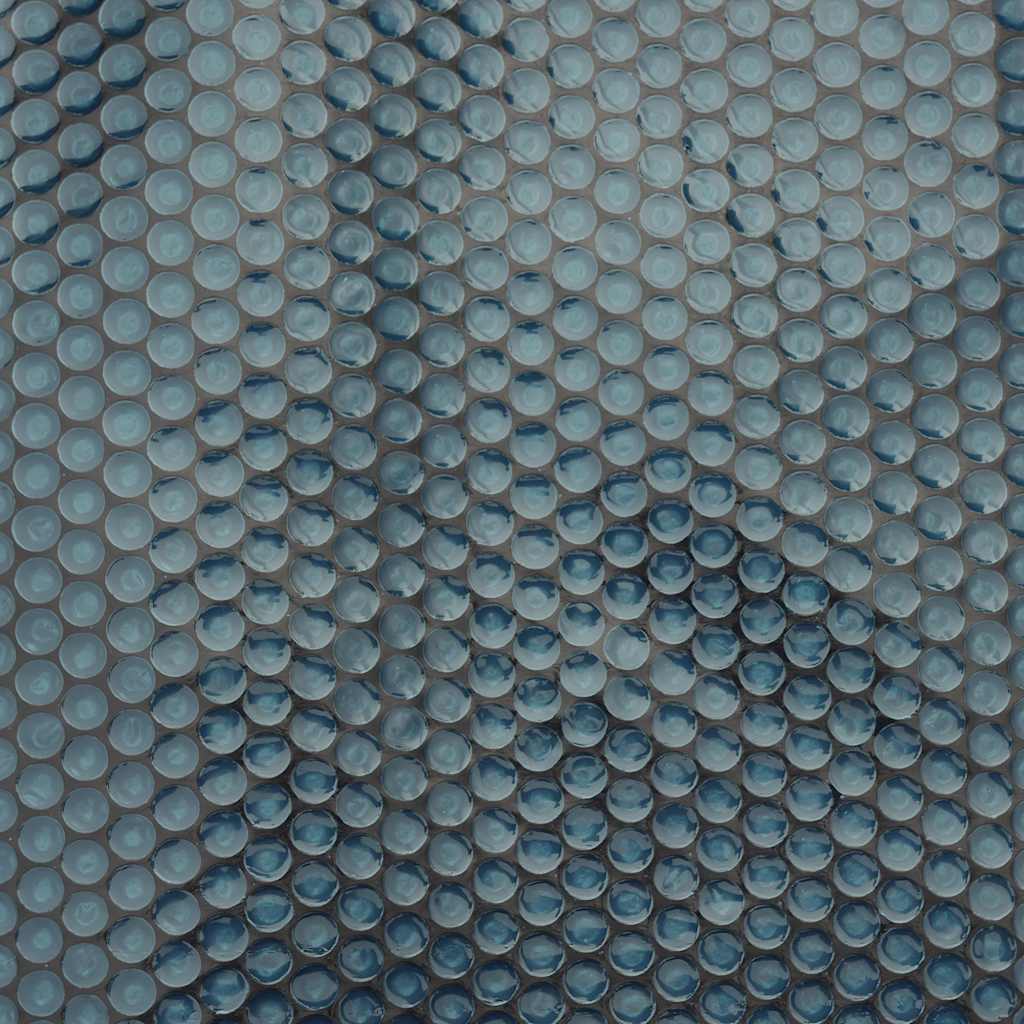 fekete és kék napelemes lebegő PE medencefólia 1200 x 600 cm
