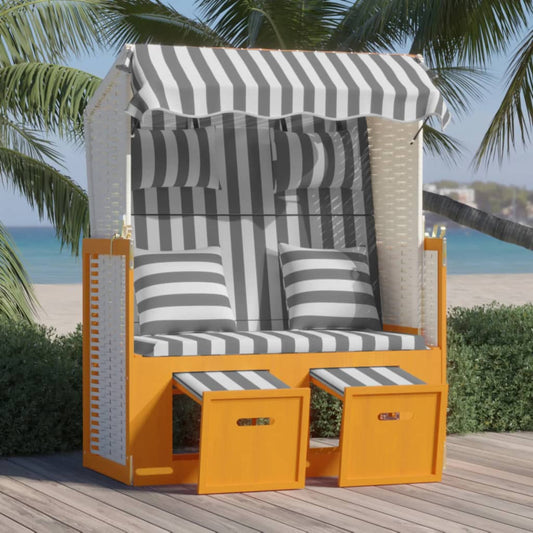 fehér és szürke polyrattan és tömör fa strandszék párnákkal