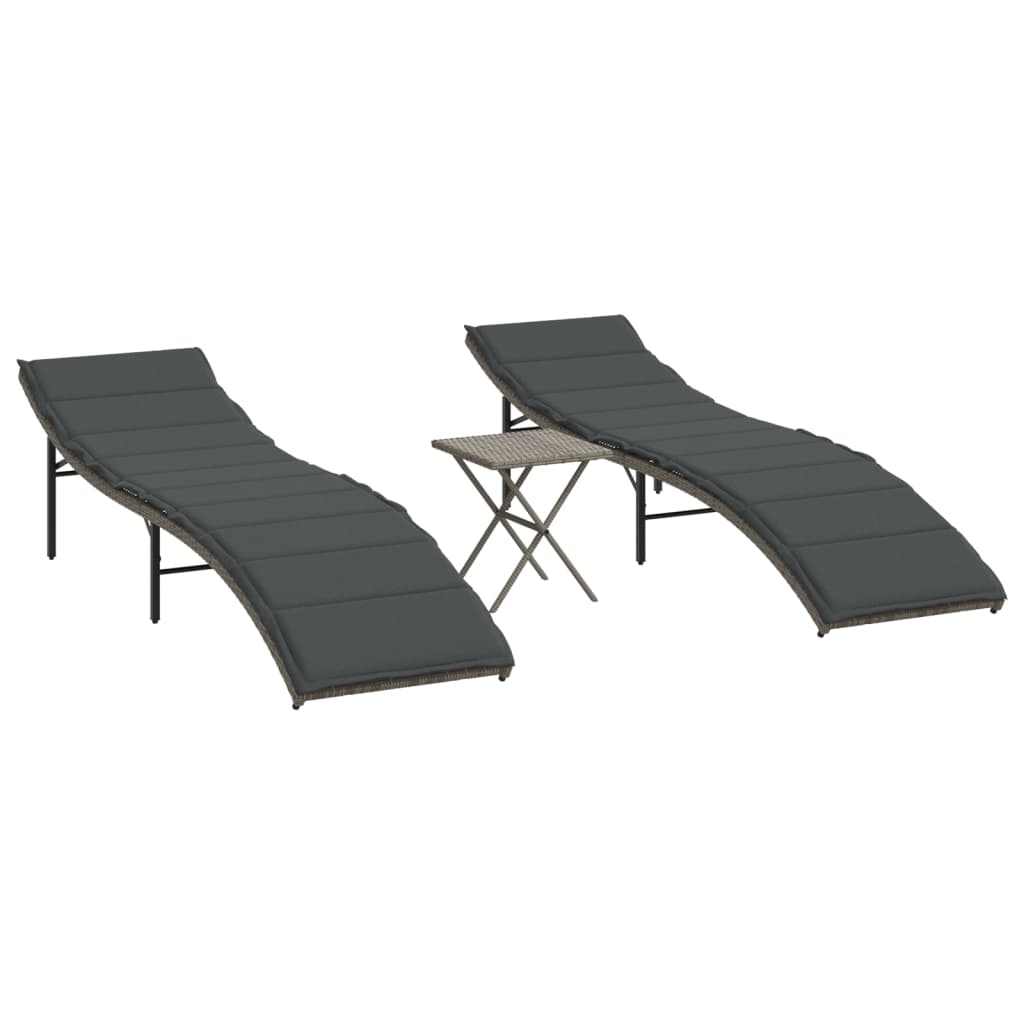 2 db szürke polyrattan napozóágy asztallal