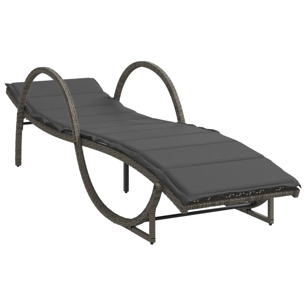 2 db szürke polyrattan napozóágy asztallal