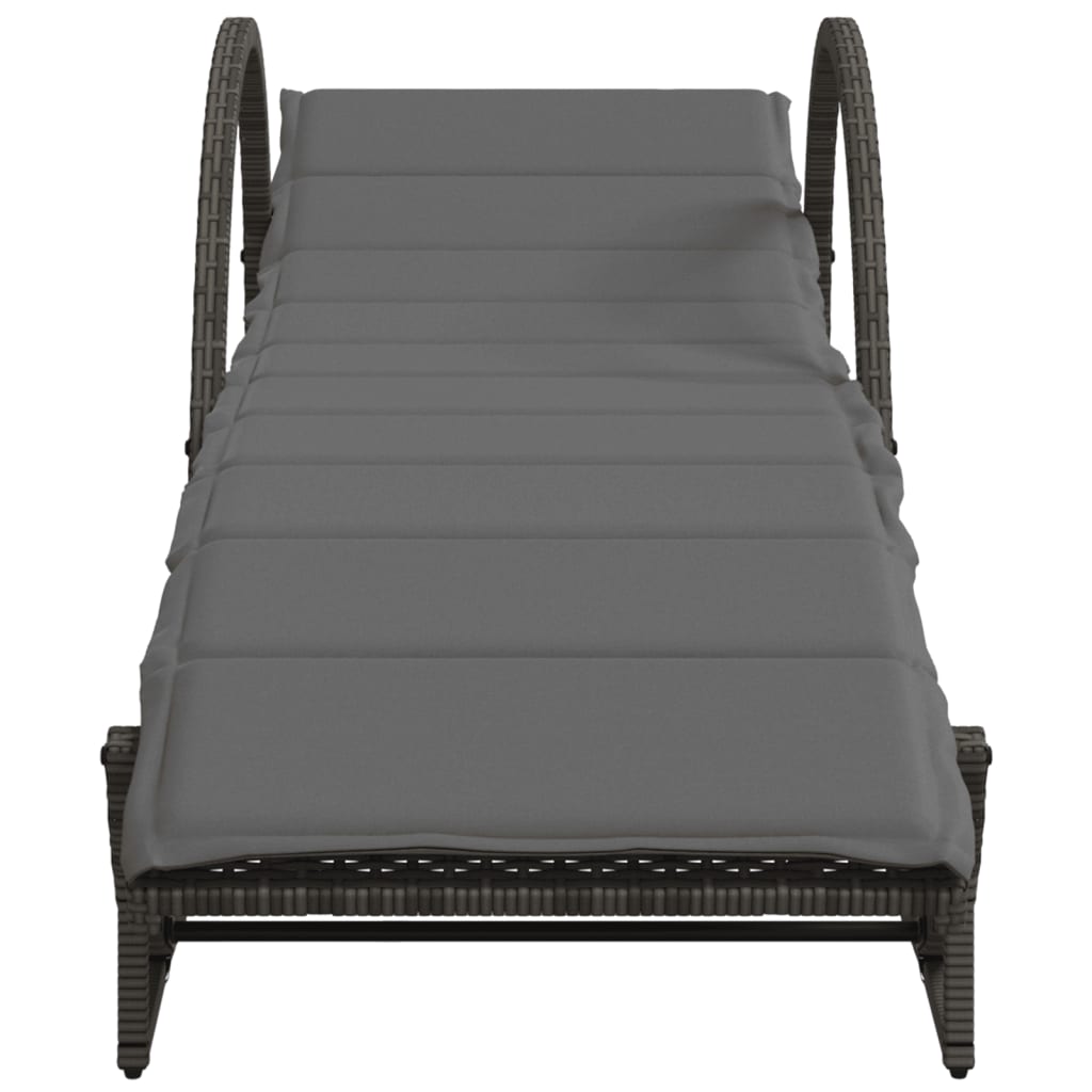 2 db szürke polyrattan napozóágy asztallal