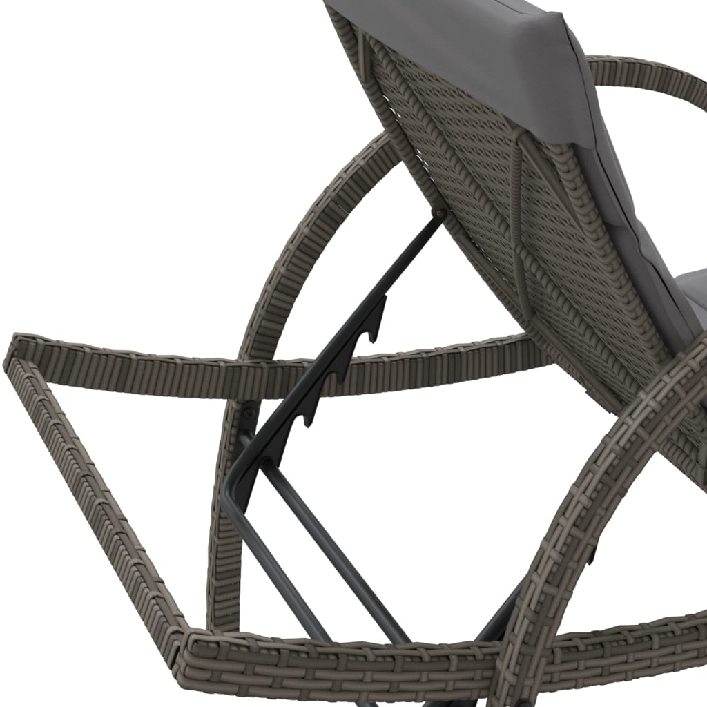 2 db szürke polyrattan napozóágy asztallal