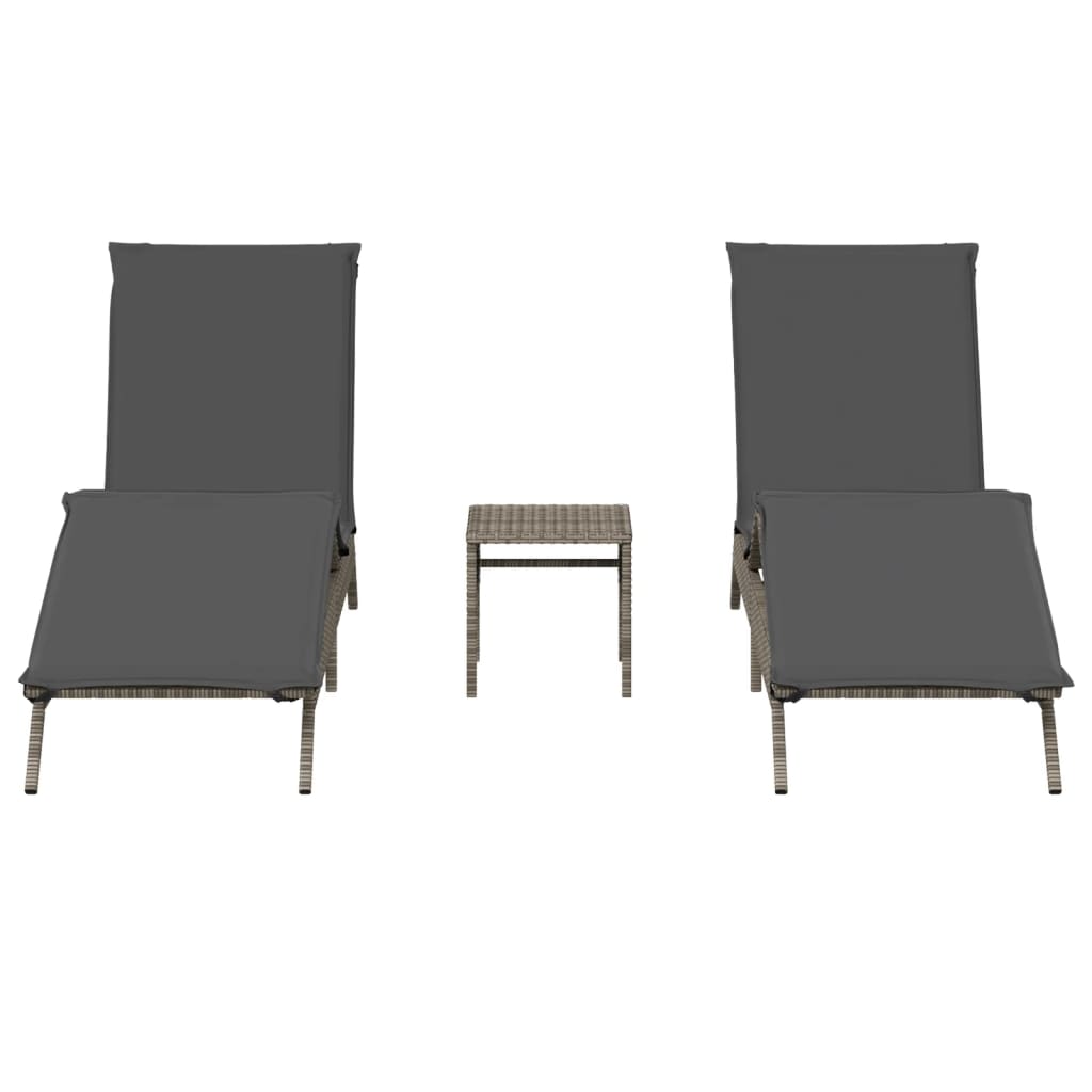 2 db szürke polyrattan napozóágy asztallal
