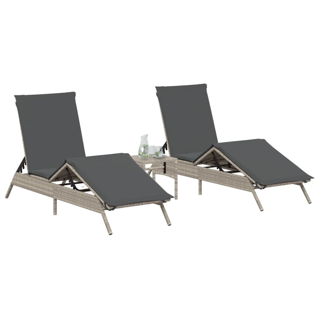 2 db világosszürke polyrattan napozóágy asztallal