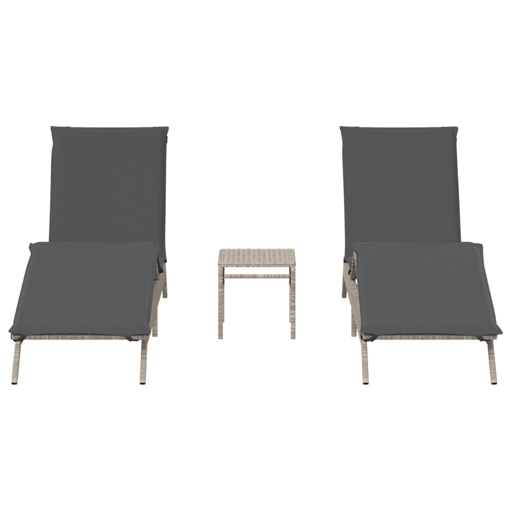 2 db világosszürke polyrattan napozóágy asztallal