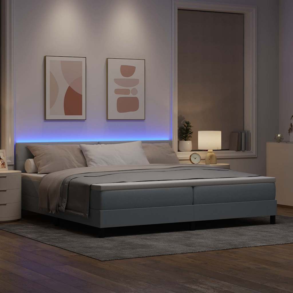 Boxrugós ágy LED szalagokkal Világosszürke 200 x 200 cm szövet