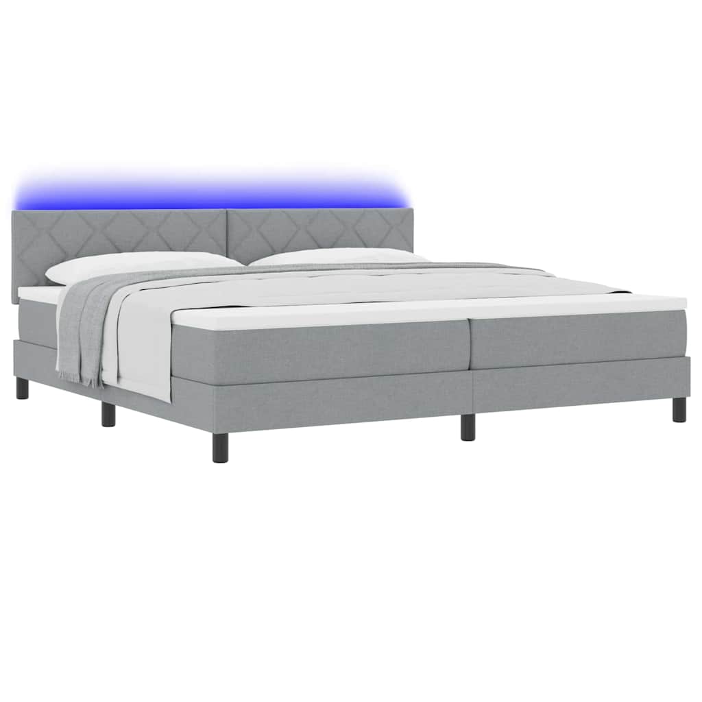 Boxrugós ágy LED szalagokkal Világosszürke 200 x 200 cm szövet
