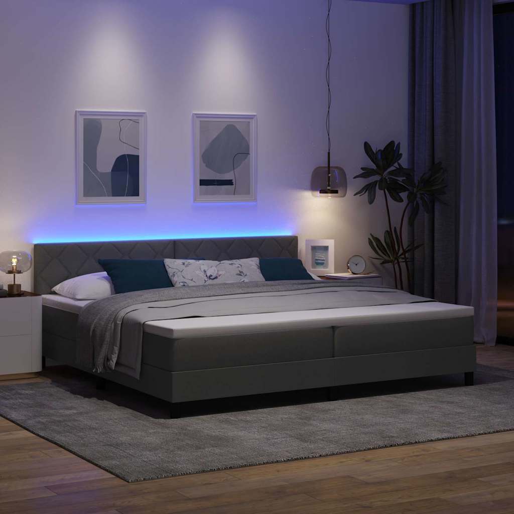Boxrugós ágy LED szalagokkal Sötétszürke 200 x 200 cm szövet