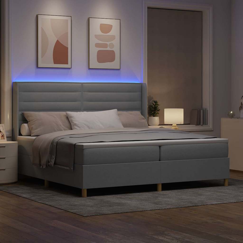 Boxrugós ágy LED szalagokkal Világosszürke 200 x 200 cm szövet