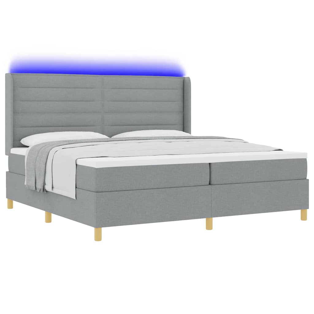 Boxrugós ágy LED szalagokkal Világosszürke 200 x 200 cm szövet