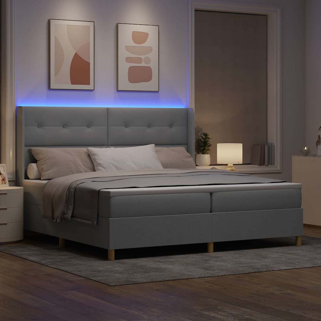 Boxrugós ágy LED szalagokkal Világosszürke 200 x 200 cm szövet