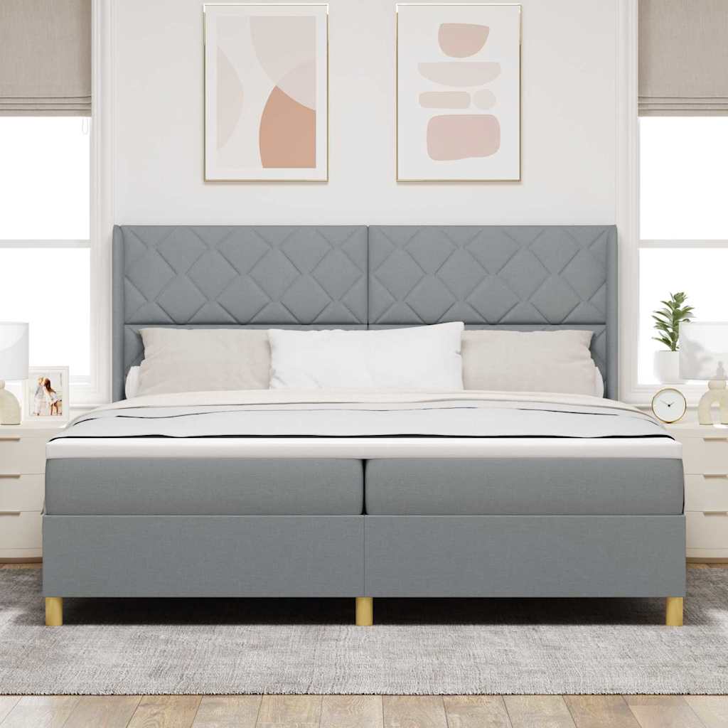 Boxrugós ágy LED szalagokkal Világosszürke 200 x 200 cm szövet
