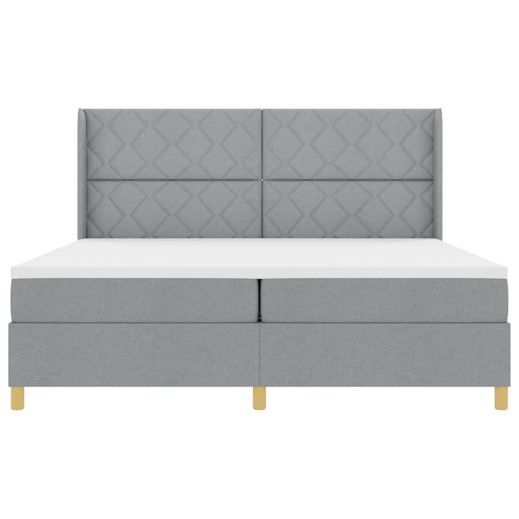 Boxrugós ágy LED szalagokkal Világosszürke 200 x 200 cm szövet