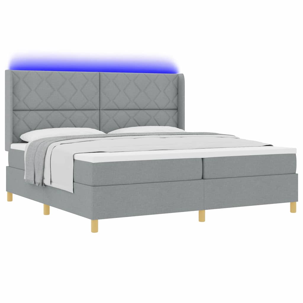 Boxrugós ágy LED szalagokkal Világosszürke 200 x 200 cm szövet