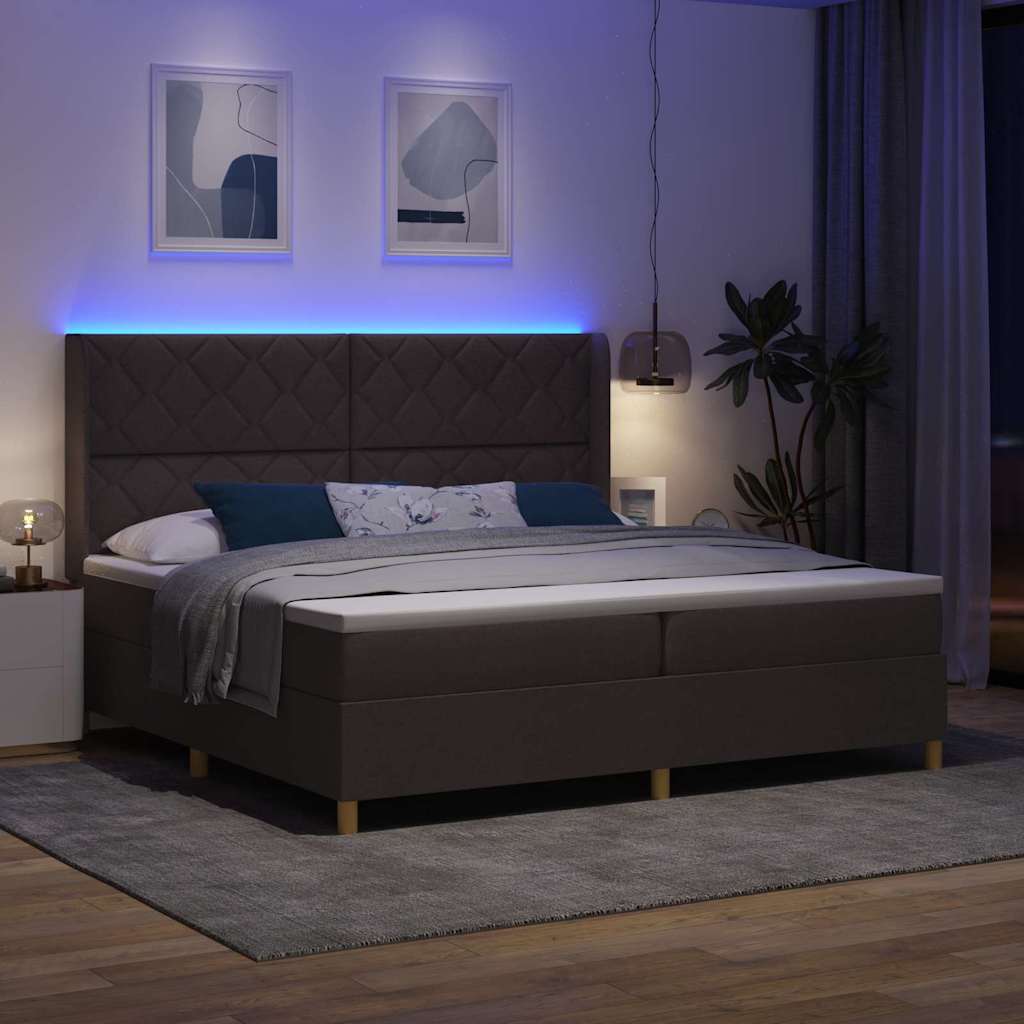 Boxrugós ágy LED szalagokkal Barna 200 x 200 cm szövet