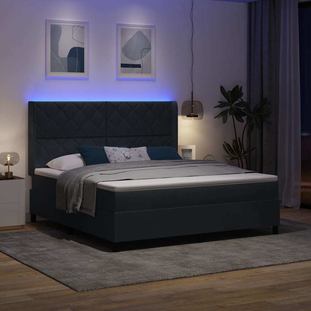 Boxrugós ágy LED szalagokkal Sötétszürke 180 x 200 cm Bársony